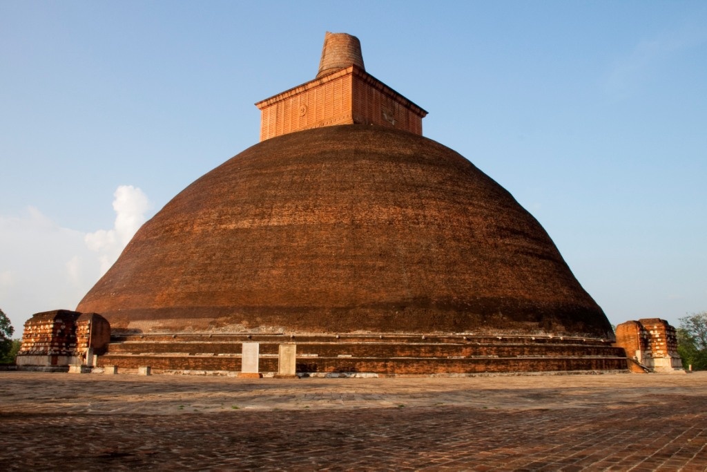 10. Tháp Jetavanaramaya, Sri Lanka: Tháp xá lị này nằm trong di tích của tu viện Jetavana ở Anuradhapura, một thành phố di sản thế giới linh thiêng. Tòa tháp là một trong những công trình cổ cao nhất. Tại đây đang lưu giữ một phần thắt lưng Đức Phật từng đeo.