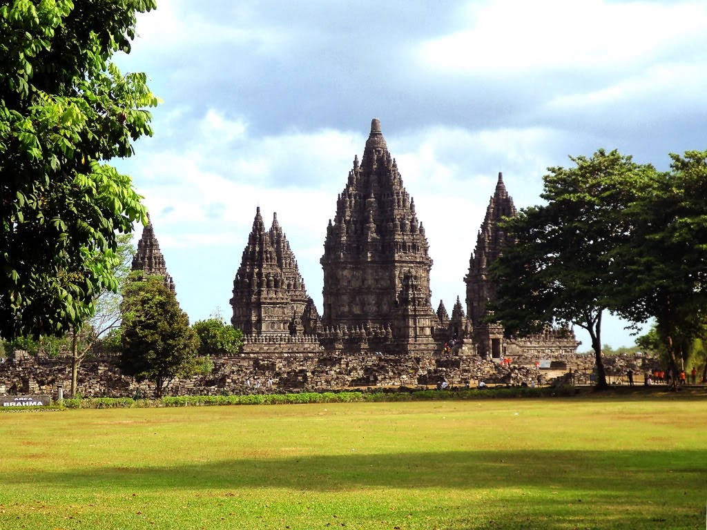4. Prambanan, Indonesia: Công trình của đạo Hindu này được xây dựng vào thế kỷ 10 với mục tiêu thế hiện sự phổ biến của đạo Hindu ở đảo Java của Indonesia. Công trình cao 47 m, gồm 3 tòa nhà, mỗi tòa nhà thờ một trong ba vị thần: Vishnu, Brahma và Shiva. Toàn bộ cụm đền quay về phía Đông, hướng thiêng liêng của người theo đạo Hindu. Có 250 đền thờ nhỏ hơn và xa hơn bao quanh cụm đền chính. Mỗi đền được trang trí với các chi tiết hoa cỏ và một phần trong cuốn sách thiêng Ramayana.