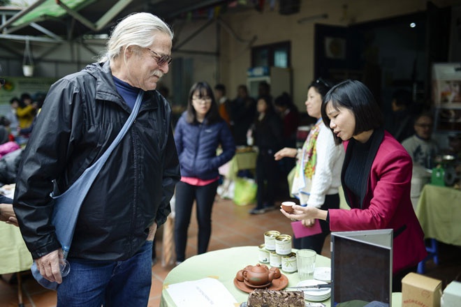 Jon Anderholm - một người Mỹ đã sống tại Việt Nam hơn 10 năm, có thể nói tiếng Việt thông thạo. Là một nhà nghiên cứu về biến đổi khí hậu và môi trường, ông quan tâm đến thực phẩm sạch.