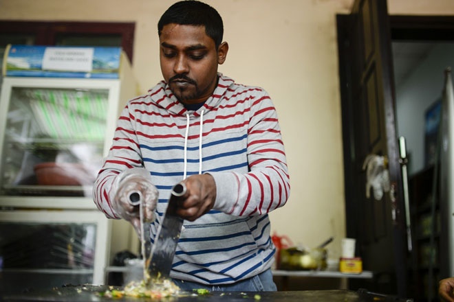 Một trong những món ăn đắt hàng nhất tại đây là bánh mì trộn trứng, tiêu biểu của ẩm thực Sri Lanka.