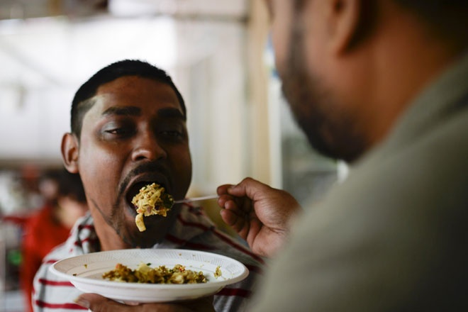 Những người đàn ông Nam Á này rất thích bón cho nhau ăn.