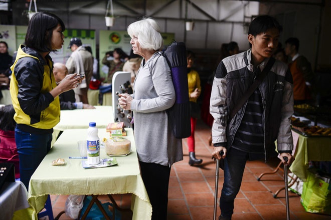 Dù số lượng khách bản địa đã tăng đáng kể, nhưng người nước ngoài vẫn chiếm chủ đạo. Nhu cầu được gặp gỡ và giao lưu sau một tuần làm việc đã trở thành thói quen của đông đảo người dân phương Tây; và “chợ tây” này đã đáp ứng được nhu cầu đó của họ.