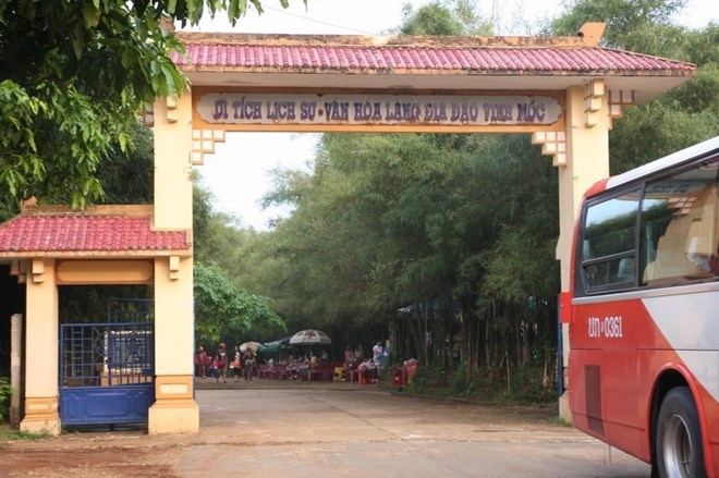 Trong khó khăn, người dân ở đây đã đào hầm sâu xuống lòng đất. Không sống được trên mặt đất, họ đã dựa vào lòng đất để tồn tại. Địa đạo Vịnh Mốc có tất cả 13 cửa ra vào với cấu trúc phức tạp. Các địa đạo này trở thành nơi trú ẩn hiệu quả trước sức mạnh của không quân Mỹ, cao điểm có thể chứa đến 600 người vừa lao động, sản xuất và chiến đấu. Khi hòa bình lập lại, địa đạo Vịnh Mốc trở thành điểm du lịch khu phi quân sự. Đầu tháng 1.2015 này, Địa đạo Vịnh Mốc và hệ thống làng hầm Vĩnh Linh đã được Chính phủ xếp hạng di tích quốc gia đặc biệt.