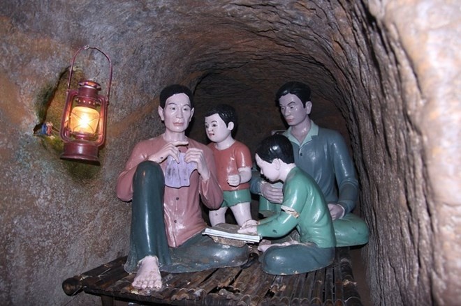 Bên trong địa đạo có đầy đủ giếng nước, nhà vệ sinh, căn hộ từng là nơi sinh hoạt của quân dân ta trong những năm khốc liệt của chiến tranh.