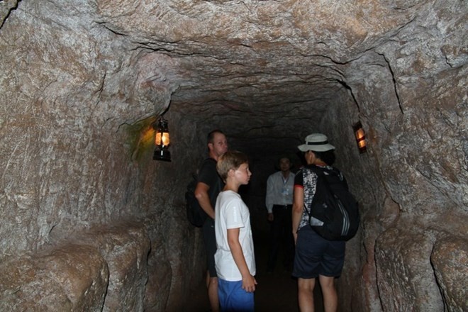 Cậu bé Idan (SN 2001, quốc tịch Hà Lan, áo trắng) băn khoăn và đặt câu hỏi với những người trong đoàn rằng vì sao em bé lại chọn sinh ra ở đây mà không phải mặt đất.