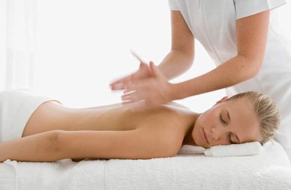 1.Nhân viên điều chỉnh thái độ, khách sạn Madeline Telluride, Colorado, Mỹ:  Bạn thấy khó thích nghi được với không khí loãng của vùng Colorado? Melissa Glenn là một trong số hai bác sĩ tâm lý luôn sẵn sàng xoa dịu tinh thần bạn ở khu nghỉ dưỡng mới này, với tinh dầu bạch đàn và một đợt massage.