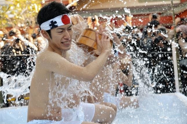 Xối nước lạnh vào người để thanh tẩy cơ thể - Ảnh: Keizo Mori/UPI