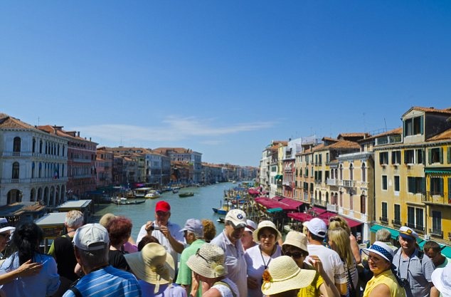 10. Cảnh sát giám sát hành vi, Venice, Ý: Tại thành phố du lịch nổi tiếng này, cảnh những du khách cởi trần, ngồi giữa vỉa hè ăn bánh mì không phải là cảnh hiếm gặp. Từ năm 2008, những người tình nguyện đã đi tuần để cảnh cáo một cách thân thiện những du khách có hành vi không lịch sự, họ sẽ báo cảnh sát giao thông để xử phạt nếu người vi phạm không chịu hợp tác.