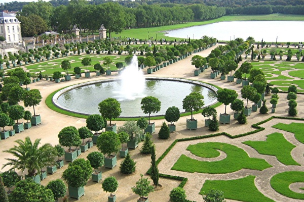 6. Versailles: Nằm ở phía Tây cung điện tráng lệ Versailles (Pháp), vườn Versailles được xem là một trong những khu vườn đáng tham quan nhất thế giới. Đây là khu vườn quý tộc với những kiến trúc điêu khắc tuyệt đẹp và những cây cảnh được cắt tỉa, sắp đặt khéo léo tạo thành một khung cảnh vô cùng ấn tượng. 