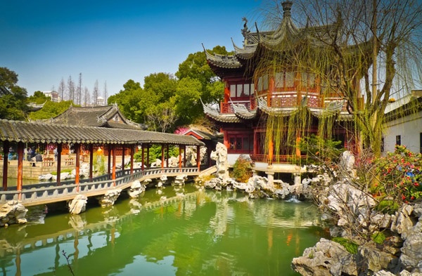 8. Vườn Yuyuan, Trung Quốc: Yuyuan Garden (Trung Quốc) được xây dựng từ thời nhà Minh là nơi tuyệt đẹp để bạn có thể trải nghiệm khi đến Trung Quốc. Vào mùa xuân, tại đây còn tổ chức lễ hội đèn lồng nơi bạn có thể ngắm nhìn khung cảnh tuyệt đẹp của ánh sáng và những khu vườn thượng uyển như mơ.