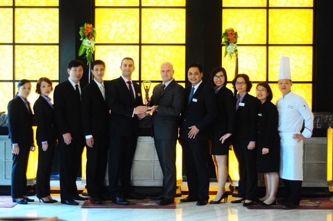 Ban quản lý khách sạn với chiếc cup vinh danh khách sạn cao cấp nhất thành phố. (Ảnh:Mövenpick Hà Nội)