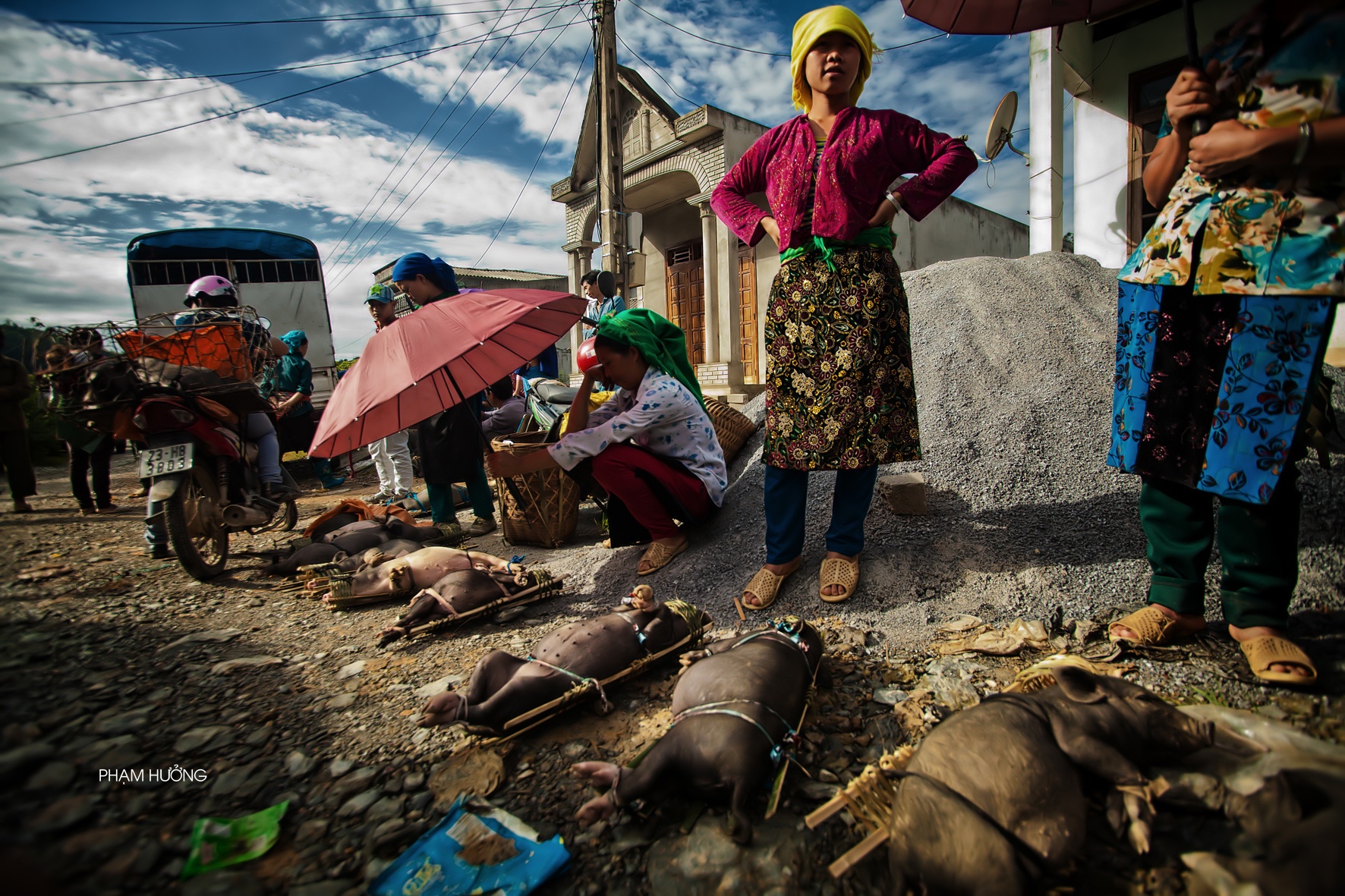 Người dân đem bán những sản vật địa phương, như lợn cắp nách nổi tiếng.
