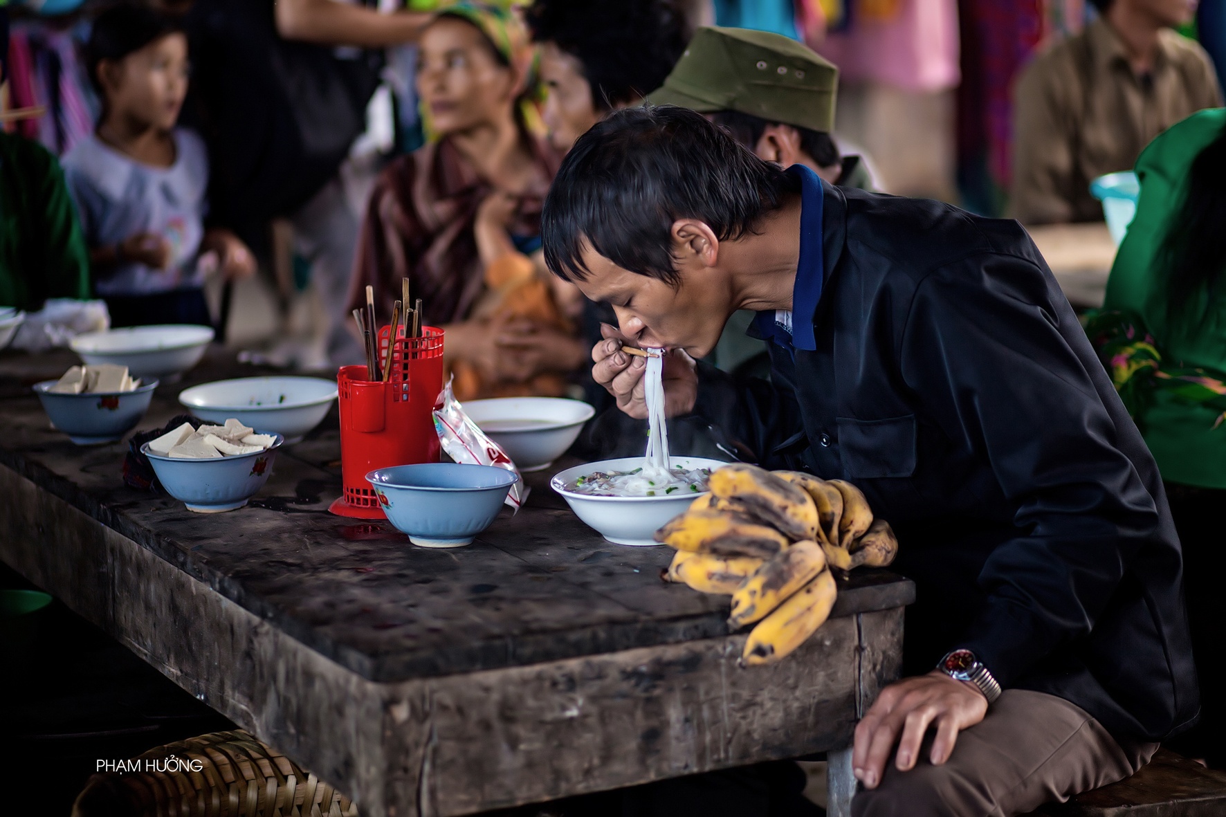 Dãy hàng ăn thu hút nhiều người.