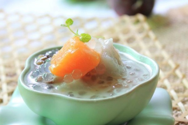 5. Chè: Chè với sự pha trộn của gạo nếp, các loại đậu, trái cây, thạch… là món tráng miệng phổ biến và được yêu thích nhất tại Việt Nam. Với hương vị thơm ngọt, mát lạnh, đây là thức giải khát tuyệt ngon vào mùa hè, giúp du khách và người dân địa phương “hạ nhiệt” trong tiết trời nắng nóng. Có nhiều loại chè với đủ các cách thưởng thức nóng, lạnh cho bạn lựa chọn. Những món chè đặc trưng mà bạn nên nếm thử là chè đậu đen, đậu xanh, hạt sen, chè ba màu, chè thập cẩm…