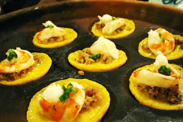 6. Bánh khọt: Bánh khọt là một đặc sản của miền Nam mà bạn chắc chắn sẽ thích thú khi có dịp thưởng thức. Hương vị dân dã của những chiếc bánh vàng ươm nhân tôm, thịt bằm, hành tây ngập trong bát nước chấm chua ngọt đậm đà cùng rau sống sẽ khiến bạn thích mê.