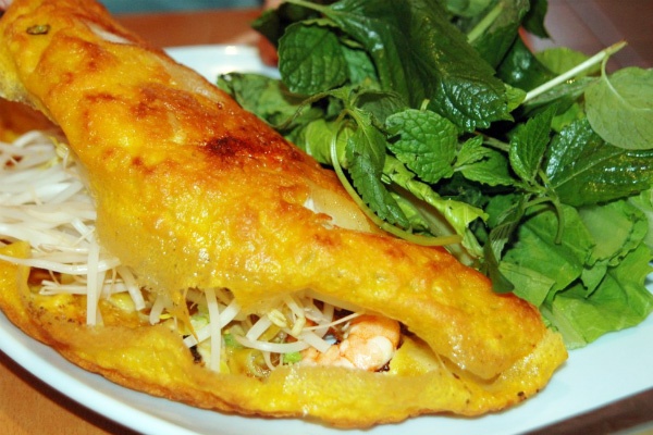 8. Bánh xèo: Chuyến viếng thăm Việt Nam của du khách nước ngoài có thể sẽ thiếu sót nếu chưa được thưởng thức hương vị đặc trưng của món “bánh crepe” Việt kiểu miền Trung. Bánh xèo nơi đây là sự pha trộn hoàn hảo của lớp bột gạo vàng giòn quấn quanh rau tươi, tôm, giá đỗ, thịt, chấm kèm nước mắm đậu phộng ngon tuyệt.