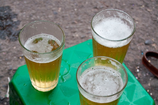 9. Bia hơi: Sau một ngày dài len lỏi trên những con đường đông đúc, một cốc bia hơi mát lạnh có lẽ là cách thức giải khát hiệu quả, yêu thích của nhiều người Hà Nội. Bia hơi có thể không quá phổ biến, nhưng ở Việt Nam nói chung và Hà Nội nói riêng, thưởng thức bia là một nét văn hóa độc đáo.