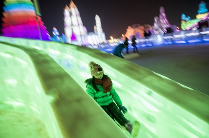 Một cô bé thử trò trượt cầu băng. Ảnh: Fred Dufour/AFP/Getty Images
