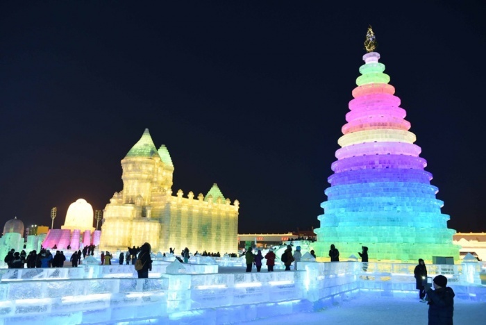 Các du khách tham quan khu trưng bày có diện tích hơn 4.000 m2. Ảnh: Xinhua News Agency/REX