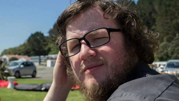 Matthew Smith, đã bị điện giật chết khi cố cắt dây điện của một xe dã ngoại trong khi dây vẫn nối với hộp điện. 