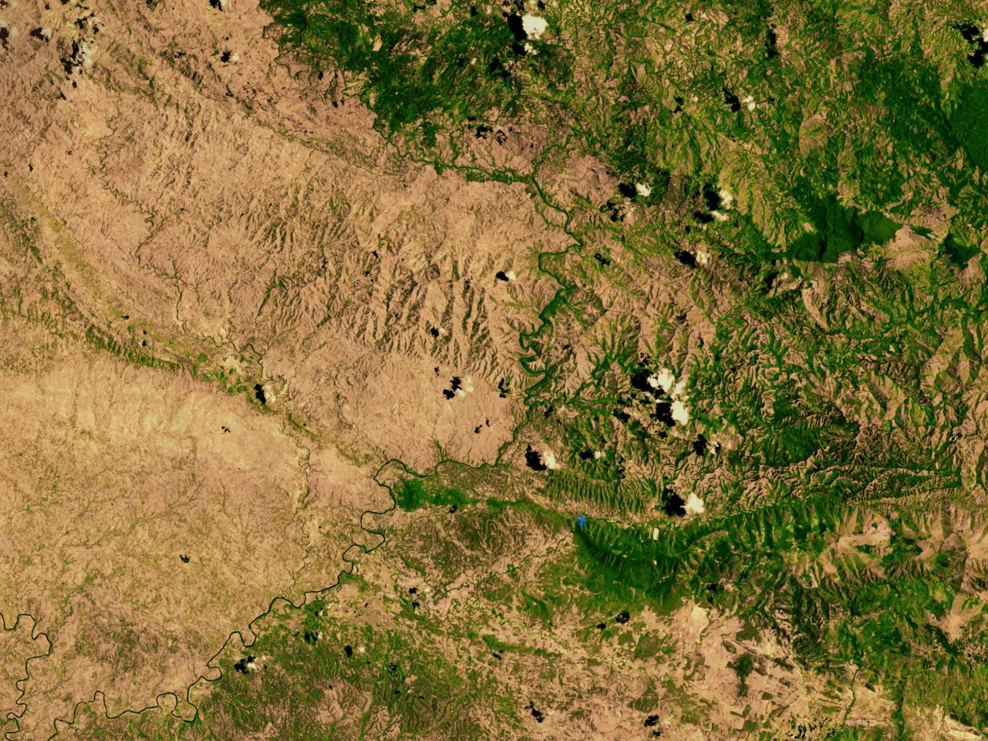 2. Biên giới Haiti/Cộng hòa Dominica: Nhìn từ không gian, ta có thể thấy biên giới của Haiti và Cộng hòa Dominica thể hiện rõ sự khác biệt giữa vùng đất cằn cỗi của Haiti (bên trái) và khung cảnh xanh tươi của Cộng hòa Dominica (bên phải). Lý do cho sự khác biệt lớn đó rất đơn giản: Cộng hòa Dominica có các biện pháp bảo vệ rừng hiệu quả.