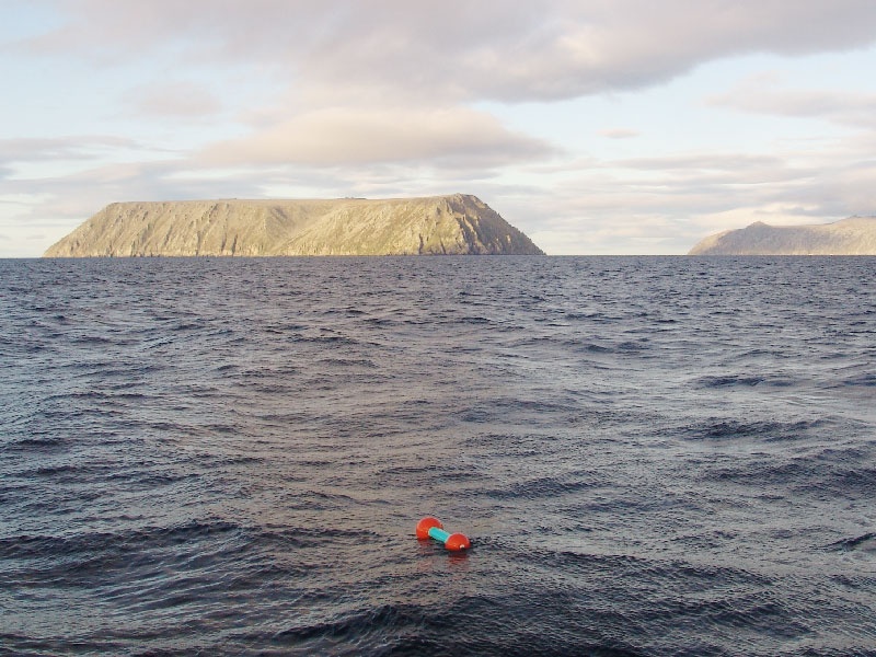 8. Biên giới Mỹ/Nga: Hai hòn đảo Diomede nằm ở eo biển Bering, trong đó đảo Diomede Nhỏ là nơi đặt thành phố Diomede của Mỹ với dân số 146 người. Đảo Diomede thuộc về Nga và không có người sinh sông. Hai hòn đảo chỉ cách nhau khoảng 4km. Đường đổi ngày quốc tế chạy qua giữa hai hòn đảo và được coi là biên giới của Mỹ và Nga. Khi người dân đảo Nhỏ nhìn qua eo biển sang đảo Lớn, họ không chỉ nhìn thấy một quốc gia khác mà còn đang nhìn thấy “ngày mai”. Ví dụ: ở đảo Nhỏ là 9h sáng Thứ Bảy thì ở đảo Lớn là 6h sáng Chủ Nhật. Du khách có thể quan sát đảo Lớn qua một máy quay trên đảo Nhỏ.