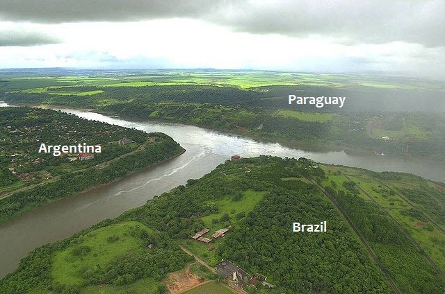 4. Biên giới Argentina/Brazil/Paraguay: Biên giới của Argentina, Brazil và Paraguay là một ngã ba sông với hai cây cầu bắc qua sông Parana và Iguazu để nối 3 quốc gia lại với nhau.