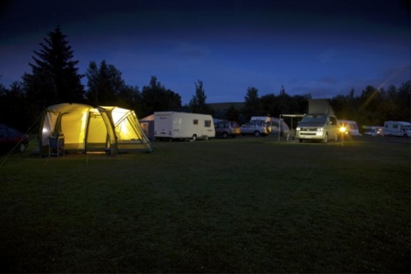 Du khach mat mang vi cat day dien xe cam trai hinh anh