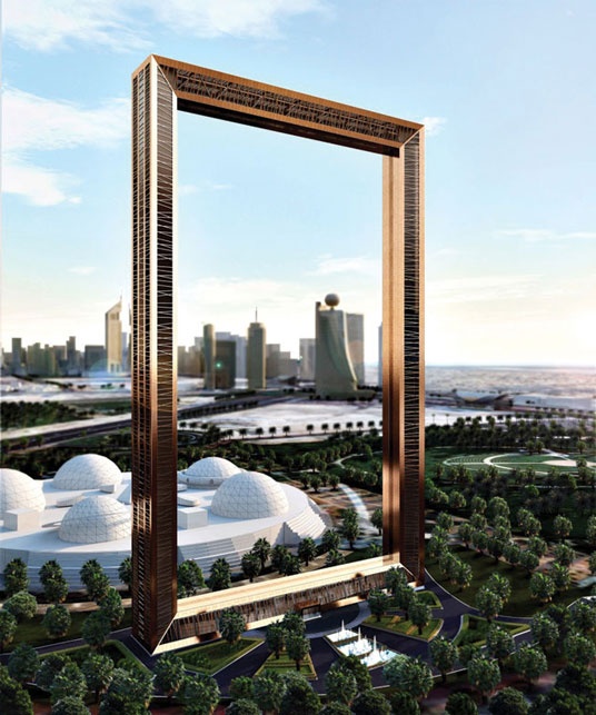 Dubai Frame cao 150m và rộng 93m, được xây dựng gần công viên Zabeel, có một mặt nhìn về thành phố Dubai hiện đại và một mặt hướng ra phần cổ kính của thành phố. Nơi đây hứa hẹn sẽ là một điểm đến độc đáo mới hút khách du lịch.