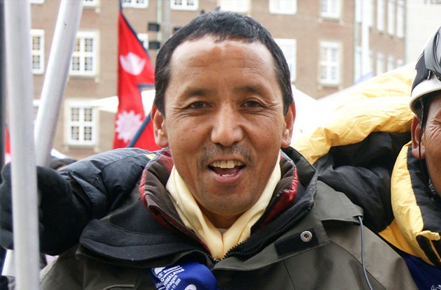 Hai người đã trèo lên đỉnh 21 lần: Apa Sherpa và Phurba Tashi là người giữ kỷ lục leo Everest nhiều lần nhất. Hai người đàn ông thuộc tộc Sherpa này đã leo lên đỉnh 21 lần. Phurba leo lên “Nóc nhà thế giới” 3 lần chỉ trong năm 2007, và Apa leo hàng năm từ 1990 đến 2011. Apa cho biết anh đã thấy sự thay đổi rõ rệt của Everest do hiệu ứng nóng lên toàn cầu.