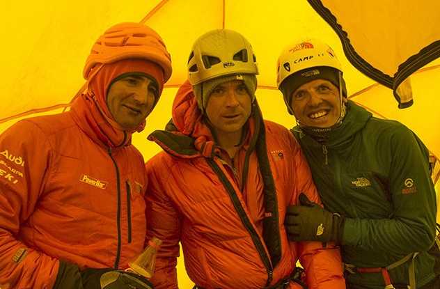 Xung đột ở nơi cao nhất thế giới: Chuyến đi lên đỉnh Everest không phải lúc nào cũng diễn ra trong hòa bình. Năm 2013, ba nhà leo núi Ueli Steck, Simone Moro và Jonathan Griffith đã rơi vào một cuộc xung độ dữ dội với người Sherpa sau khi lờ đi yêu cầu ngừng leo từ phía họ. Người Sherpa cáo buộc các nhà leo núi ngáng đường họ và gây ra một vụ lở tuyết ập lên những người Sherpa khác phía dưới. Các nhà leo núi đã phủ nhận cáo buộc đó và người Sherpa đã tấn công họ. Sau vụ việc, quân đội Nepal đã yêu cầu hai bên kí một thỏa thuận để giải quyết mâu thuẫn.