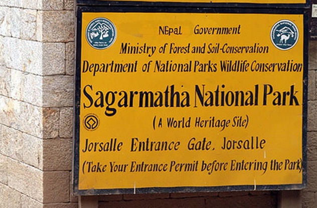 Nhiều tên gọi khác nhau: Phần lớn chúng ta biết tới cái tên “Everest”, người Tây Tạng gọi đỉnh núi bằng cái tên “Chomolungma” (nghĩa là “Mẹ của những ngọn núi”)đã có từ nhiều thế kỷ. Người Nepal gọi nó là “Sagarmatha”, nghĩa là “Vầng trán trên trời”. Đỉnh núi được đặt tên “Everest” khi nhà khảo sát người Anh, Andrew Waugh, không tìm được tên người địa phương hay dùng. Sau khi nghiên cứu bản đồ các khu vực xung quanh mà không tìm thấy gì, ông đã đặt tên ngọn núi theo nhà khảo sát người Ấn, đại tá George Everest, trưởng đội đầu tiên khảo sát dãy Himalaya. Đại tá Everest đã từ chối nhận vinh dự này, nhưng Anh đã chính thức đổi tên ngọn núi trong các tài liệu của họ từ “Đỉnh XV” sang “Núi Everest” vào năm 1965.