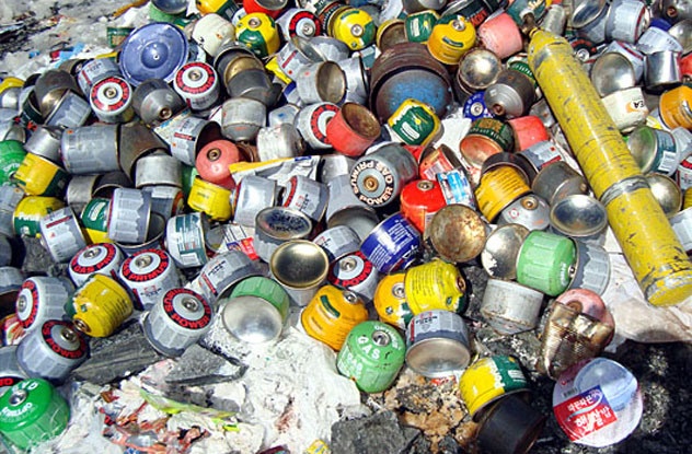 Ngọn núi bẩn nhất thế giới: Chúng ta thấy vô số những bức ảnh chụp những người leo núi trên đường chinh phục Everest, nhưng hiếm khi có ảnh về những gì họ bỏ lại phía sau. Trên Everest không chỉ có xác của những người leo núi xấu số mà còn có tới 50 tấn rác, con số này tăng lên theo mỗi mùa. Các sườn núi đầy bình ôxy rỗng, thiết bị leo núi và chất thải của con người. Đội Eco Everest Expedition đã tiến hành xử lý vấn đề này từ năm 2008, tới giờ họ đã thu nhặt được 13 tấn rác thải. Chính phủ Nepal đã ra luật mới từ năm 2014, trong đó yêu cầu mỗi người leo núi phải đem xuống khoảng 8kg rác, nếu không sẽ mất 4.000 đôla tiền đặt cọc. 