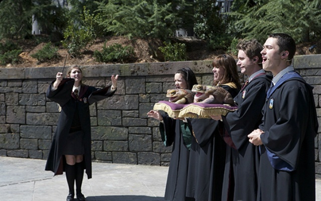 5. Nghe đoàn hợp xướng của Hogwarts biểu diễn trên khu vực sân khấu: