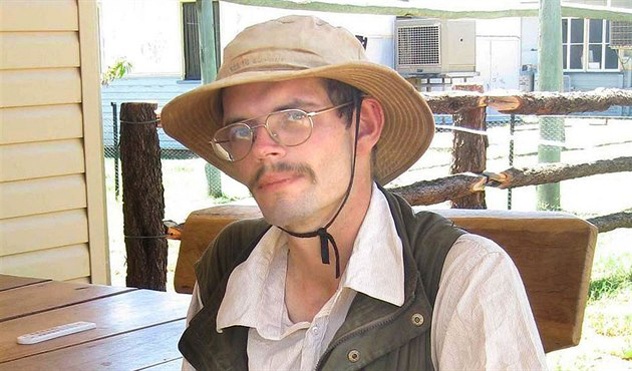 Daniel Dudzisz: Năm 2014, một du khách 26 tuổi người Đức đã mất tích khi cố đi bộ dọc nước Úc. Daniel Dudzisz đã sống vô gia cư trong 2 năm và đi bộ đường xa một mình. Anh dự định đi khoảng 3.860km từ New South Wales tới Uluru, nhưng bị mắc kẹt giữa hai bờ của một dòng sông do cơn lũ trong suốt 10 ngày. Dudziss bị tiểu đường, may mắn là anh đã mang đủ lượng Isulin. Anh đã phải ăn ruồi sau khi số thức ăn mang theo cạn sạch. Cuối cùng Dudzisz được một người đi xe máy cứu thoát, nhưng từ chối tới bệnh viện và quyết tâm tiếp tục chuyến đi.