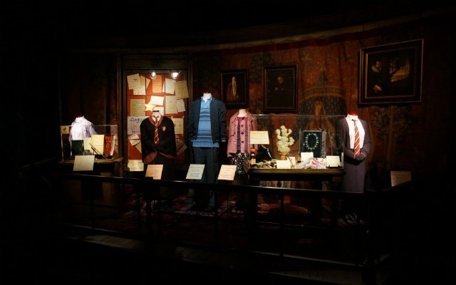 10. Nhà Gryffindor: Có rất nhiều điểm tham quan quen thuộc đối với tất cả các fan hâm mộ tại công viên Harry Potter và nhà Gryffindor là một trong số đó.  Không ngạc nhiên khi Gryffindor (ngôi nhà của Harry Potter) là ngôi nhà được yêu thích của tất cả mọi người. Không chỉ tham quan, vui chơi, bạn còn có thể tậu về áo choàng, khăn quàng cổ, cà vạt, áo len cực chất của nhà Gryffindor… bán tại đây.
