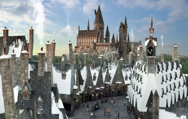 Nếu là fan trung thành của Harry Potter, bạn chắc chắn sẽ ao ước một lần ghé đến thế giới phù thủy được tái hiện chi tiết, hoành tráng tại phim trường Universal Osaka, Nhật Bản. Với việc bổ sung vô số các điểm tham quan mới, Harry Potter Osaka (công viên chủ đề thứ 2 của series truyện-phim nổi tiếng thế giới) đã thật sự tạo cơn sốt khi thu hút hơn 10 triệu lượt khách dù chỉ mới mở cửa vào tháng 7 năm ngoái.  Universal Studios đã không tiếc tiền tái hiện tỉ mỉ đến từng chi tiết thế giới huyền diệu của cậu bé phù thủy trên diện tích 3.64ha, để tất thảy fan cuồng của Harry Potter phải thốt lên kinh ngạc khi trông thấy những con đường, ngôi làng, quang cảnh như được đưa từ trang sách ra hiện thực.