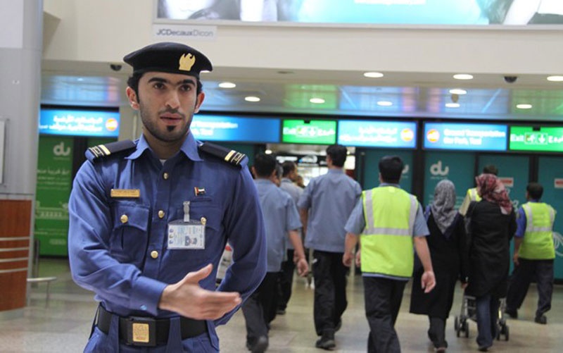 Keith Brown: Keith Brown đang đi từ Ethiopia về London với vợ mình thì bị hải quan bắt giữ khi đang chờ nối chuyến ở Dubai. Họ tìm thấy cây gai dầu trên người anh và bắt giữ anh về tội tàng trữ ma túy. Brown bị kết án 4 năm tù do 0,003 g gai dầu dính dưới đế giày, tương đương kích cỡ một hạt đường, không đủ để gây bất cứ tác động nào tới thần kinh. May mắn là anh đã được khoan hồng và thả ra sớm. Các tiểu vương quốc Ả Rập thống nhất nổi tiếng với luật lệ vô cùng nghiêm khắc về ma túy. Một du khách người Thụy Sĩ từng bị tống giam vì hạt anh túc dính trên quần áo sau khi ăn một chiếc bánh mì ở sân bay Heathrow.