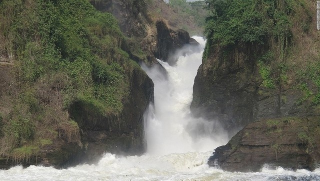 Đường mòn Baker Historical Trail kéo dài từ Sudan tới Uganda (khoảng 805km). Du khách chinh phục được tuyến đường này sẽ được tham quan hồ Albert và thác Murchison.