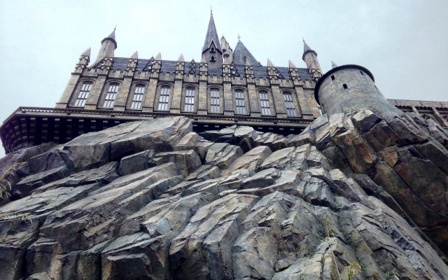 1.Lâu đài Hogwarts: Điểm nhấn của công viên là lâu đài Hogwarts nằm ở vị trí cao nhất. Đây cũng là một trong những phần chính của cuộc hành trình với nhiều thứ để bạn khám phá như các phòng học, dãy hành lang, thậm chí còn có cả văn phòng của cụ Dumbledore…  Ngoài lâu đài trên cao, bạn còn có thể ngắm chiếc xe bay Ford Anglia của nhà Weasley, chuyến tàu tốc hành đưa học viên đến Hogwarts…