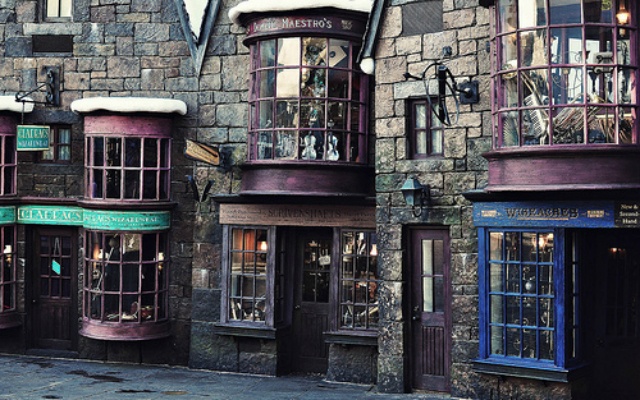 2. Thăm làng Hogsmeade  Nếu như lâu đài Hogwarts ngoạn mục thì Hogsmeade (nơi cư trú phù thủy) cũng là một kiến trúc vô cùng ấn tượng. Gần gũi đến mức khiến bạn cảm thấy như đang nhảy vào trang sách.