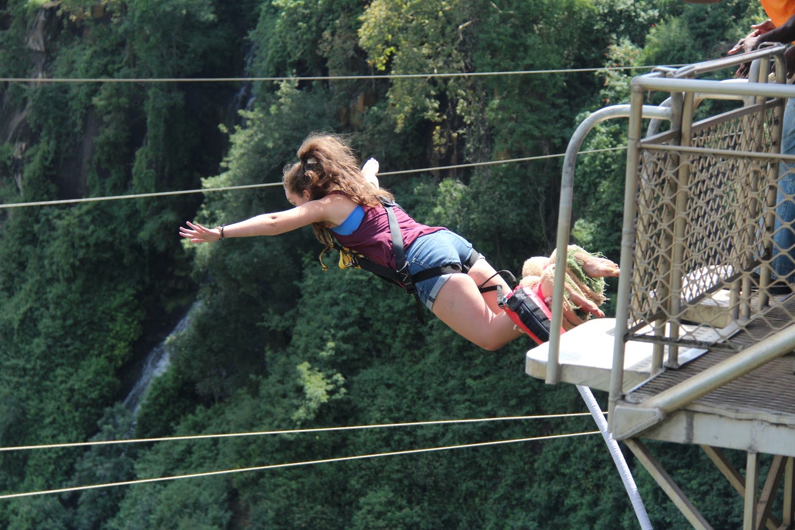 Erin Langworthy: Tới thăm thác Victoria ở Nam Phi là mơ ước của nhiều người, nhưng với Erin Langworthy, giấc mơ đó đã biến thành ác mộng. Cô gái 22 tuổi người Úc đã nhảy bungee ở cầu Victoria Falls trong chuyến đi tới Zambia năm 2012, không may dây đứt và cô rơi thẳng từ độ cao 111 m xuống sông Zambesi đầy cá sấu bên dưới. Cô bị cuốn trôi trong khi chân vẫn bị buộc vào một đoạn dây 10m, phải 40 phút sau cô mới bám được vào một tảng đá và một nhân viên của công ty cung cấp dịch vụ nhảy bungee đã xuống kéo cô lên bờ. Langworthy được đưa tới phòng khám Victoria Falls ở Zimbabwe, cô bị dập một phần phổi và bầm tím khắp người nhưng không có vết thương nào nghiêm trọng. Hai tuần sau cô đã về nhà. Cô là người thứ 106 nhảy khỏi cầu hôm đó.