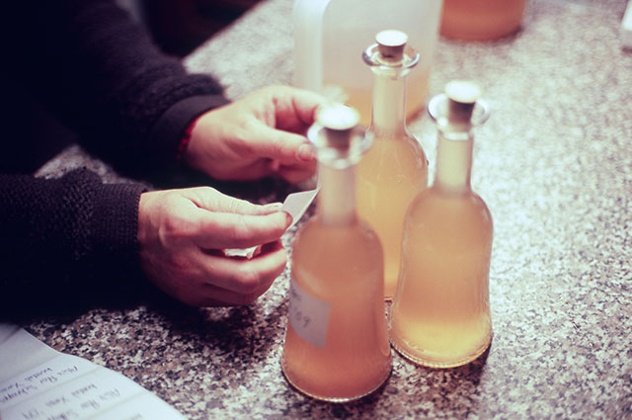 Cheznye Emmons: Trong chuyến đi tới Indonesia với bạn trai mình, chuyên gia thẩm mỹ trị liệu 23 tuổi người Anh, Cheznye Emmons, đã ốm nặng và không nhìn thấy gì. Sau khi được đưa tới bệnh viện gần nhất, cô đã được cho hôn mê tạm thời. Emmons, bạn trai của cô và một người bạn đã mua một chai rượu có dán nhãn là “Rượu Gin” tại cửa hàng địa phương và uống khá nhiều. Sau khi điều tra, cảnh sát phát hiện ra chai Gin đã bị rút ruột và thay vào đó là rượu mê-tan tự nấu giá rẻ, loại rượu gây co giật, khiến thận ngừng hoạt động, gây mù và tử vong. Năm ngày sau khi vụ việc xảy ra, bác sĩ chẩn đoán Emmons sẽ không bao giờ hồi phục được và bố mẹ cô đã quyết định để cô ra đi mãi mãi. Cửa hàng đó đã bị điều tra và đóng cửa. Rượu mạnh tự nấu đang là một vấn đề nghiêm trọng ở Indonesia, năm 2009 đã có 25 người chết ở Bali sau khi uống một loại rượu địa phương có chứa Methanol.