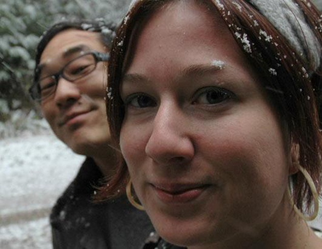 Gia đình Kim: Giám sát kĩ thuật James Kim và vợ ông, Kati, đưa hai con gái từ Portland, Oregon ra bờ biển phía Nam sau lễ Tạ Ơn năm 2006. Sau khi đi quá một lối rẽ, nhà Kim đi theo một đường trông như lối tắt trên bản đồ, nhưng thực tế đó lại là một con đường hiểm trở qua những ngọn núi. Sau khi nhận ra tuyến đường không thể đi nổi, họ định lùi xe lại nhưng không được. Tối đó họ ngủ trong xe và sáng dậy thấy xung quanh ngập tuyết. Họ đã bị mắc kẹt, phải nổ máy xe để giữ ấm và sau đó đốt lốp sau khi hết xăng. Sau nhiều ngày, James Kim quyết định đi tìm sự trợ giúp và không trở lại. Sau 9 ngày, trực thăng do bố mẹ James thuê đã tìm thấy và cứu được Kati cùng hai đứa trẻ. Hai ngày sau, thi thể của James được tìm thấy ở một con lạch. Anh đã đi bộ nhiều cây số qua một hẻm núi dốc, nhưng chỉ cách chiếc xe chưa đầy 2km theo đường chim bay. Điều đáng buồn là nếu anh đi khoảng 1,5km theo hướng khác thì sẽ tìm được một căn nhà gỗ bỏ trống có đầy thức ăn và đồ đạc.