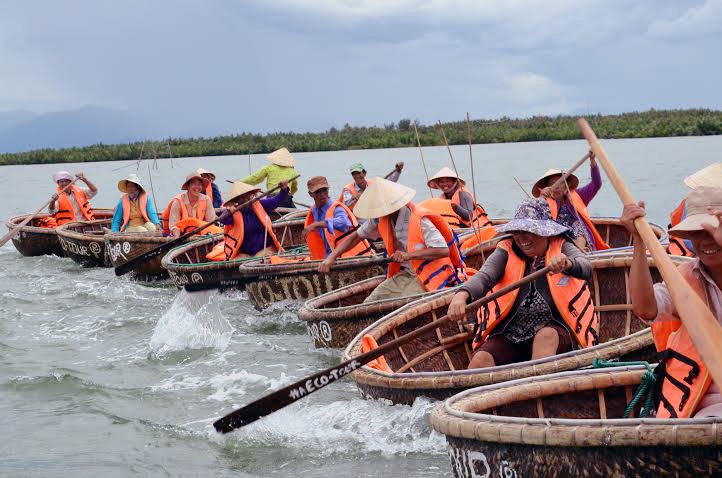 Nghề chài lưới trên sông Hoài bằng ghe thúng nhỏ tưởng là cái nghiệp đeo bám lão ngư Phạm Anh và hàng trăm ngư dân khác nơi làng chài Cửa Đại, Hội An, thế nhưng, giờ nó lại đem lại tiền đô nhờ dạy cho khách du lịch từ phương Tây đến.  Ông cho hay, cách đây hơn 8 năm, Trần Văn Khoa, Giám đốc một công ty lữ hành ở Hội An về du lịch sinh thái, có đến nhà ông trò chuyện và bảo cái nghề chài lưới trên sông đang gặp khó vì cá không còn, “hay là bác cháu mình và bà con làng chài cùng nhau làm du lịch” - Khoa đề xuất.  Từ ngày đó, lão ngư Phạm Anh cùng hàng trăm ngư dân nơi làng chài Phước Trạch, phường Cửa Đại, Hội An cùng Trần Văn Khoa “mở lớp” dạy khách Tây chèo thuyền thúng, quăng lưới đánh bắt trên sông. Trần Văn Khoa cho biết, chính cái nghề sông nước này đã giúp anh và bà con ngư dân thu hàng nghìn USD mỗi ngày.  Những ngày đầu năm mới 2015, hơn 100 hộ dân làng chài Phước Trạch, Cửa Đại Hội An và chàng thanh niên trẻ Trần Văn Khoa lại bận rộn với hàng chục đoàn khách Tây xếp hàng chờ đăng ký học làm... ngư dân, bất chấp giá lạnh.  “Chỉ cần thả lưới khoảng hơn 2 tiếng đồng hồ đã có ngay 100.000 đồng, đó là chưa kể khách boa thêm. Ngày nào khách đông cũng kiếm được tiền triệu”, lão ngư Bảy Chài tiết lộ.  Những năm trước, thu nhập bình quân mỗi hộ ngư dân là hơn 4 triệu đồng/tháng. Còn năm 2014, con số này tăng lên từ 6-8 triệu đồng, gấp 4 lần đánh bắt cá trên sông.   Cũng nhờ cái nghề này mà năm 2013, bà con làng chài nơi đây đã tiếp đón vị khách đặc biệt đến xin học nghề chèo thúng đánh cá trên sông, đó là vợ chồng nguyên Tổng thống Phần Lan, bà Tarja Halonen.  Sau một buổi học nghề, bà Tarja Halonen chi sẻ: “Đã đi nhiều nơi, nhưng khi đến Hội An tôi mới cảm nhận được cái tình nồng ấm, sự chân thật của người dân cũng như sự thanh bình, thân thiện chỉ có ở nơi này”.