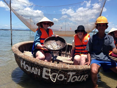 Niềm vui của 2 vị khách Tây sau 2 giờ học nghề đánh bắt cá bằng thuyền thúng trên sông