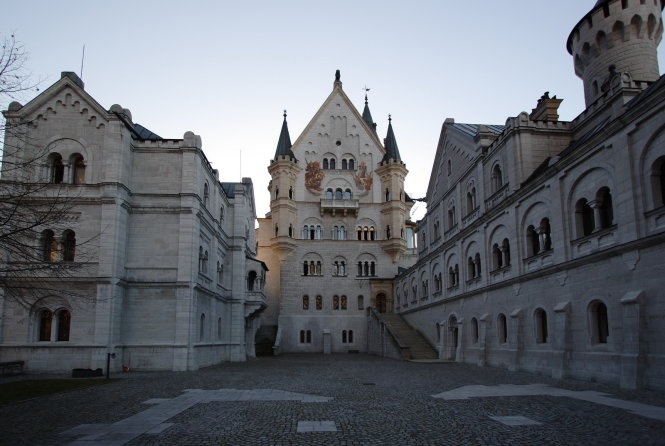 Một khoảng sân bên trong sân lâu đài Neuschwanstein - Ảnh: minecraftforum