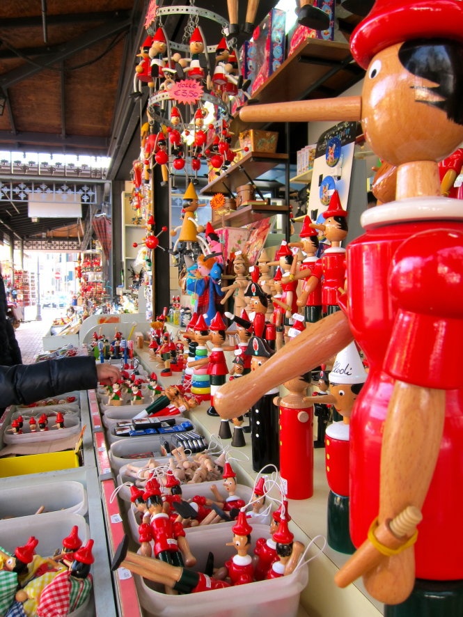 Một cửa hàng lưu niệm các vật phẩm gắn với hình ảnh chú bé người gỗ Pinocchio - Ảnh: wordpress