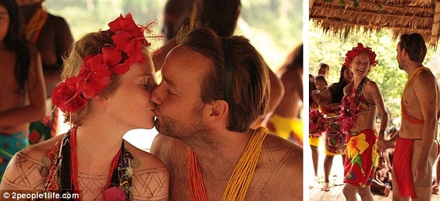 Cặp đôi tổ chức đám cưới theo nghi lễ truyền thống của bộ lạc tại Embera, Panama.