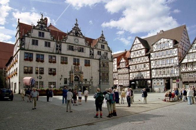 Du khách tham quan một bảo tàng Cổ tích trên Con đường Cổ tích ở Đức - Ảnh: germany.travel